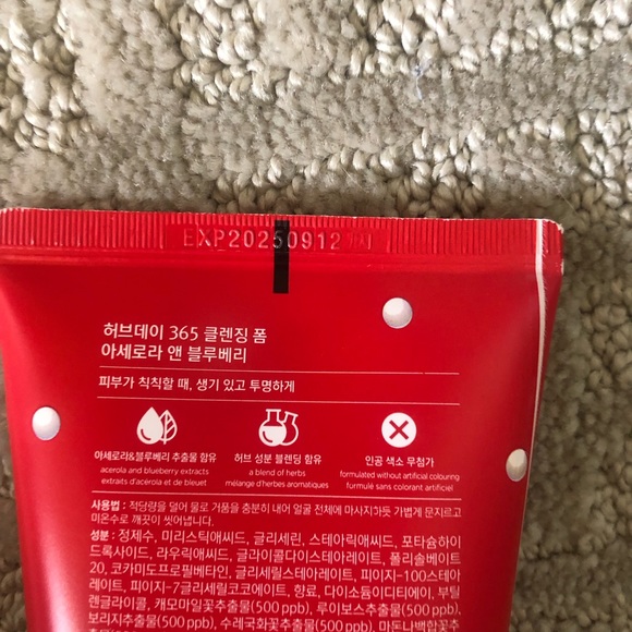 Herb Day 365 by the face shop foaming cleanser 170ml acerola & blueberry - Picture 3 of 5